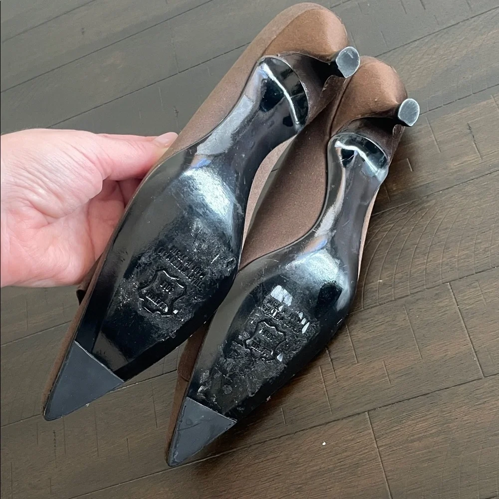Stuart Weitzman Brown Heels Gold Bow Accent Size 8